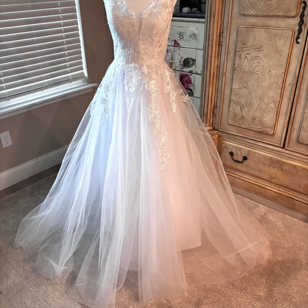 NEW White Wedding Dress, Wedding Dress with Train, Dress with Appliqués, Size LG - Picture 13 of 15